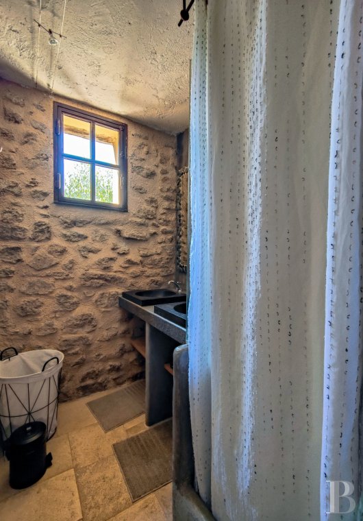 Dans le Vaucluse, aux environs de Beaumes-de-Venise,  une ancienne ferme du 18e siècle bordée de vignes - photo  n°25